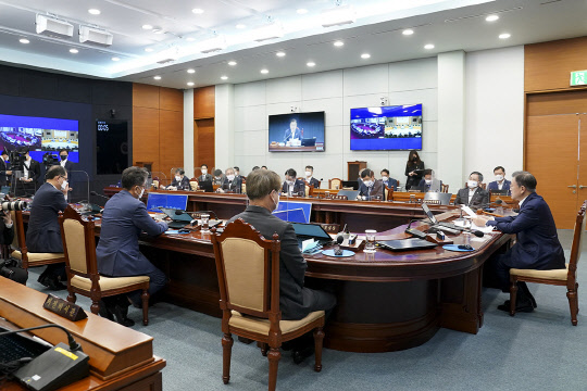 문재인 대통령이 오는 25일 제 4차 한-SICA(중미통합체제)에 화상으로 참석한다. 사진은 22일 문재인 대통령이 국무회의를 주재하는 모습. 청와대 제공.